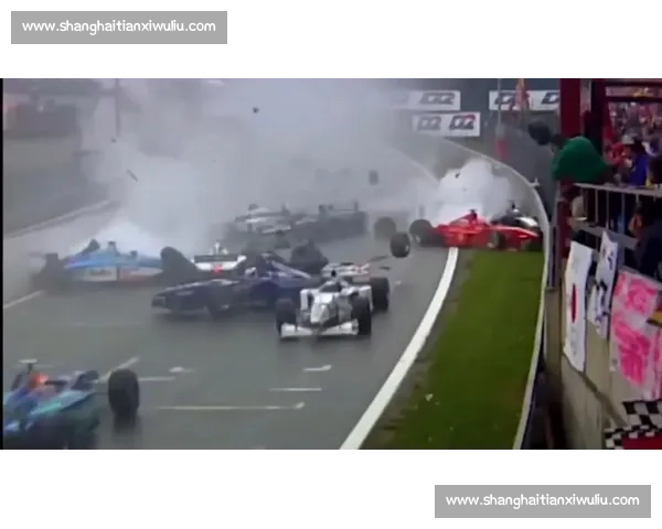 F1正赛惊险瞬间回顾多车连环碰撞引发安全讨论